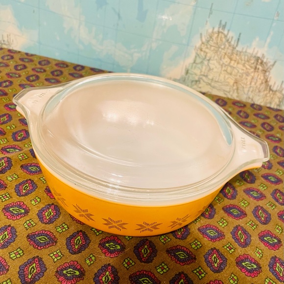 1950s Pyrex Town and Country Gold w/ Hex 1PT Casserole Dish w/ Lid - Picture 2 of 4